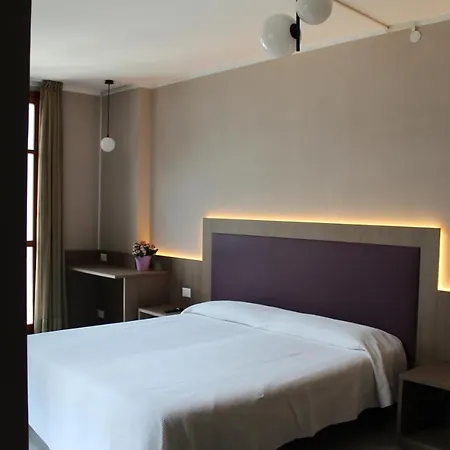 瓦波雷餐厅酒店 Faggeto Lario