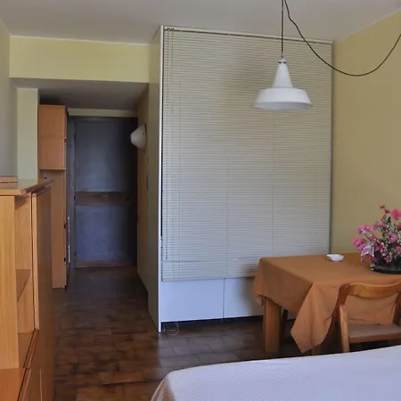 瓦波雷餐厅酒店 Faggeto Lario